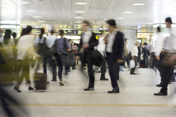 大混雑する大都会の駅を行き交う様々な人々 イメージ（スローシャッター）