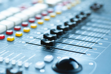 audio mixing console