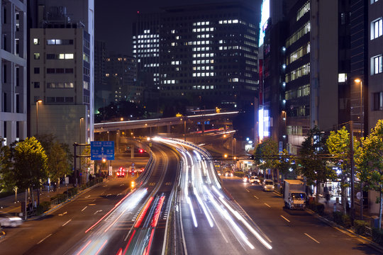 大都市東京 夜の幹線道路イメージ　自動車の光跡  赤坂見附 立体交差　アップ