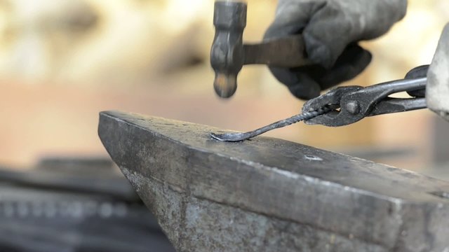 L&ouml;ffel wird geschmiedet