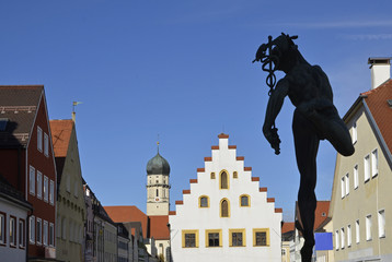 Ballenhaus und Pfarrkirche in Schongau