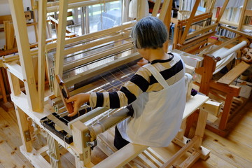 機織り作業