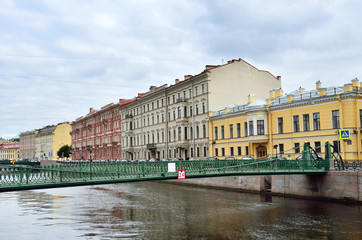 Fototapeta na wymiar Почтамтский мост в Адмиралтейском районе Санкт-Петербурга