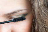 Applicare mascara, make up