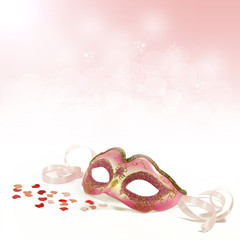 Karnevalsmaske freigestellt, mit rosa Bokeh