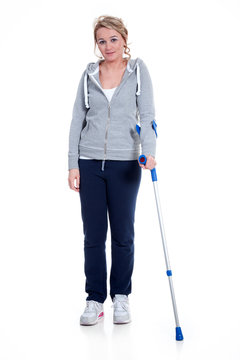 Frau mit Kr&uuml;cke Portr&auml;t