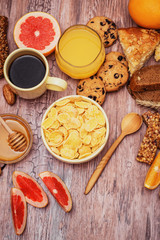 Fototapeta na wymiar tasty breakfast with corn flakes, pie and juice