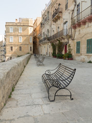 Fototapeta na wymiar Straße mit Bänken in Senglea, Malta
