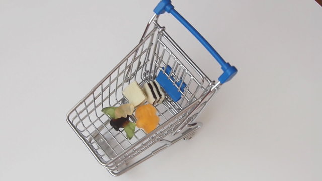 Einkaufswagen mit S&uuml;ssigkeiten f&uuml;llen