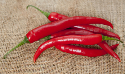 piments sur toile de jute naturel