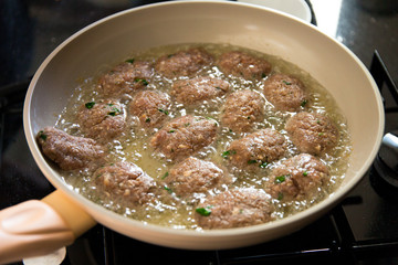 Frikadellen in der Pfanne