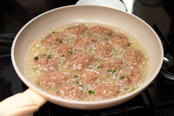 Frikadellen in der Pfanne