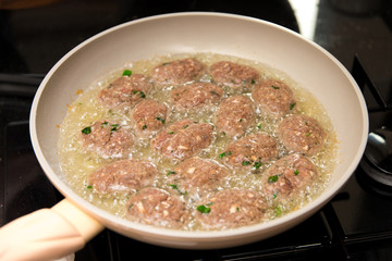 Frikadellen in der Pfanne
