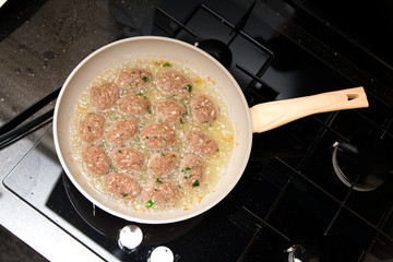 Frikadellen in der Pfanne