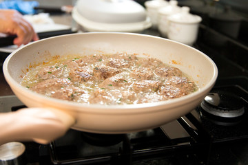 Frikadellen in der Pfanne