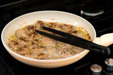 Frikadellen in der Pfanne