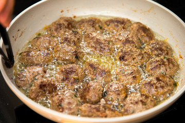 Frikadellen in der Pfanne