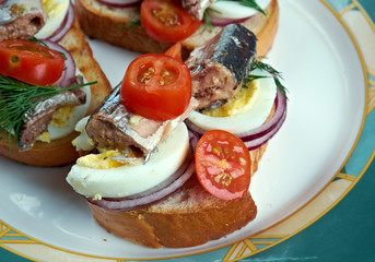 Nicoise toast