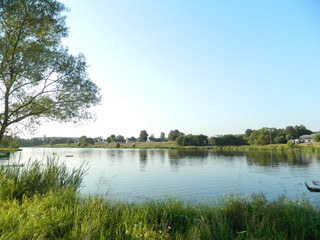 На озере летом