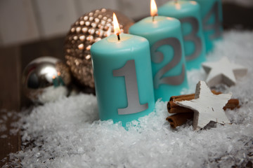Vier schöne Adventkerzen mit Zahlen
