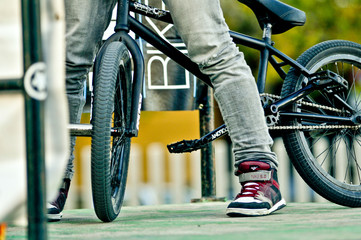 Fototapeta na wymiar Biker con bicicleta negra