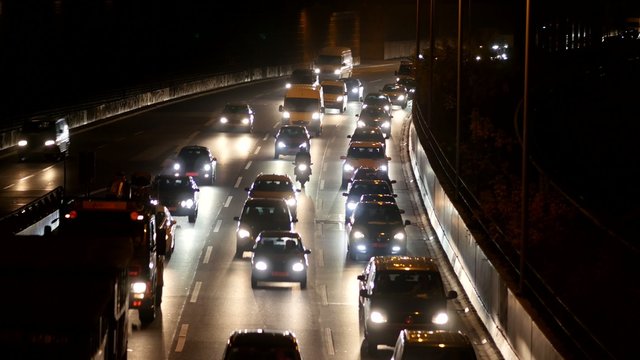 Autobahn bei Nacht