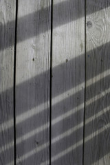 Tablas de madera gris con sombra diagonal