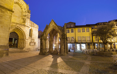 Obraz premium Oliveira square with church and padrao do Salado monument, Guima