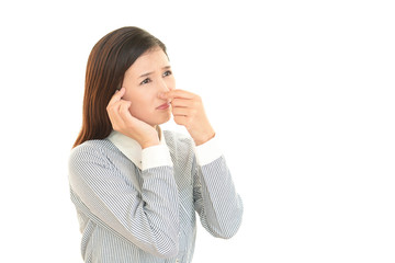 不快な表情を浮かべる女性
