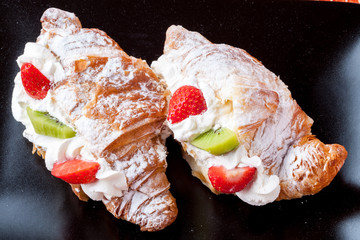 Brioches farcite su un piatto