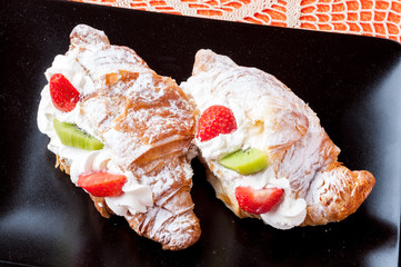 Brioches farcite su un piatto