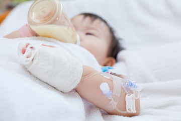 Obraz na płótnie Canvas Little asian girl lying on a medical bed