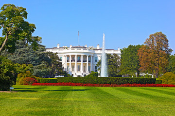 The White House in Washington DC under a clear blue sky.