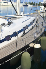 Yacht de bateau à voile bleu dans la marina