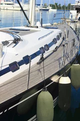 Photo sur Aluminium Sports nautique Yacht de bateau à voile bleu dans la marina