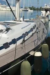Papier Peint photo autocollant Sports nautique Yacht de bateau à voile bleu dans la marina