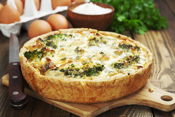 quiche Lorraine with chicken, mushrooms and broccoli