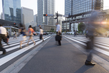 東京駅前　丸の内 のビジネスマン イメージ（スローシャッター）