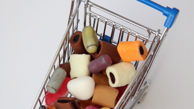 Einkaufswagen mit S&uuml;ssigkeiten