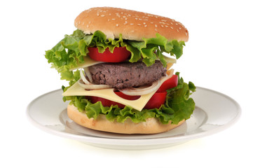 Burger maison dans une assiette