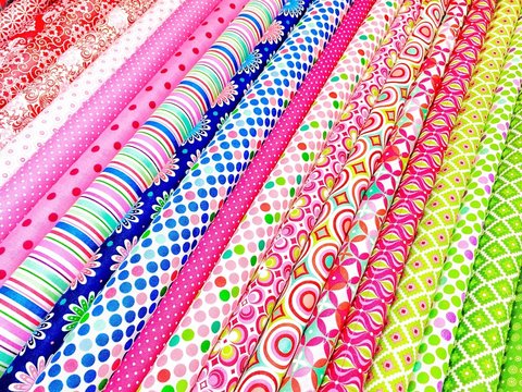 Bunte Stoffe im Stoffladen