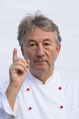 Portrait Senior schaut auf Betrachter, hebt Finger