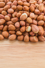 Obraz premium peanuts on wood background