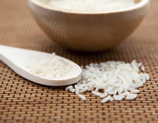 grains de riz sur cuillère en bois