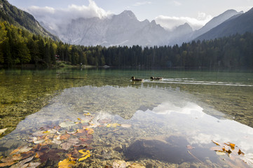 Jesień nad alpejskim jeziorem - obrazy, fototapety, plakaty