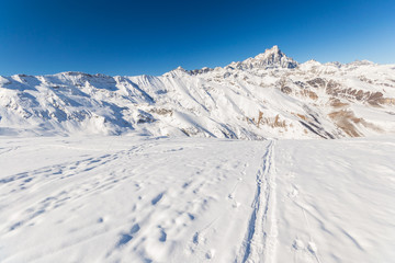 Fototapeta na wymiar Mountaineering in fresh snow