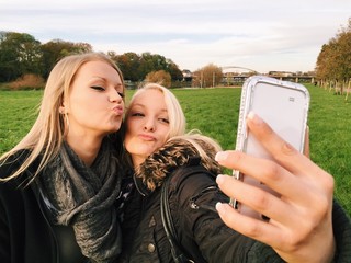 Freundinnen machen Selfie