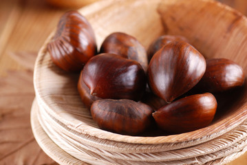 castagne nella ciotola di legno
