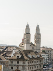 Obraz premium Zürich, historische Altstadthäuser, Kirche, Limmat, Schweiz