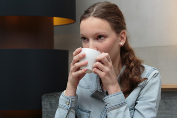 Geschäftsfrau trinkt Kaffee